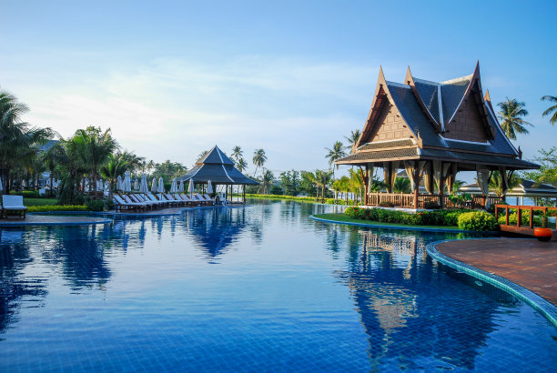 室外游泳池周围的雨伞和椅子图片下载