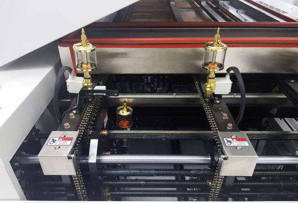 电子印刷电路板在回流炉的空气对流输出。图片下载