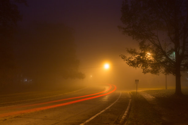 雾蒙蒙的夜晚图片下载