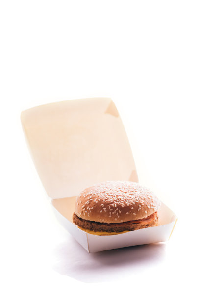 在白色背景的包装汉堡包。图片下载