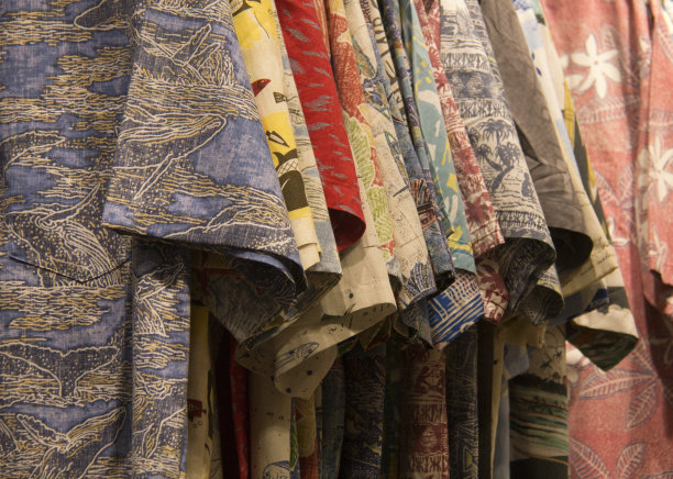 夏威夷衬衫在架子上图片下载