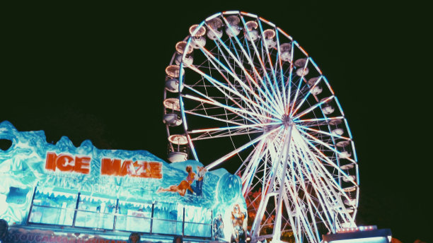 夜空照明摩天轮的低角度视图图片下载