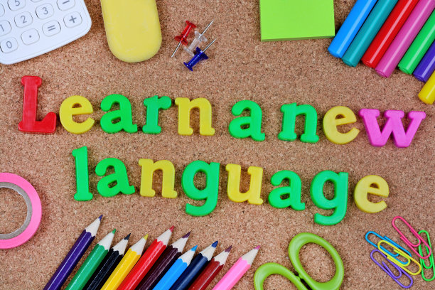 在软木上学习新的语言单词图片下载