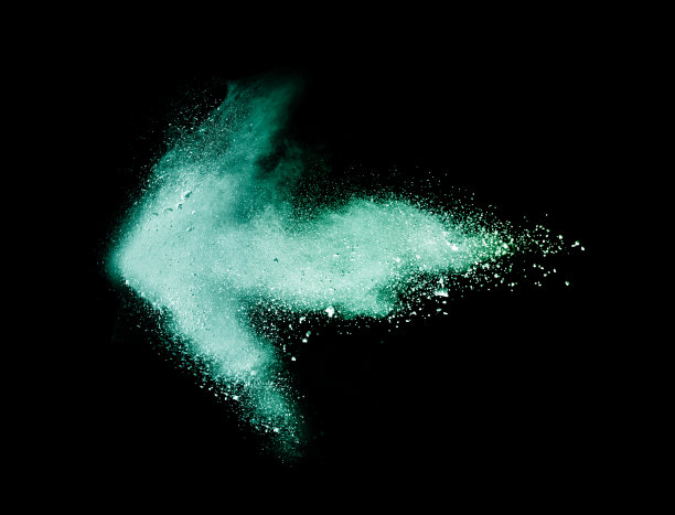 冻结运动的绿色火药爆炸孤立在黑色背景。图片下载