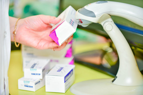 药剂师扫描药品条码图片下载