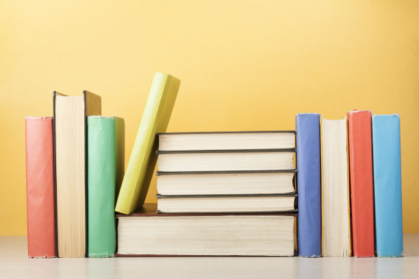 木桌上有一堆书。教育背景。回到学校。为文本复制空间。图片下载