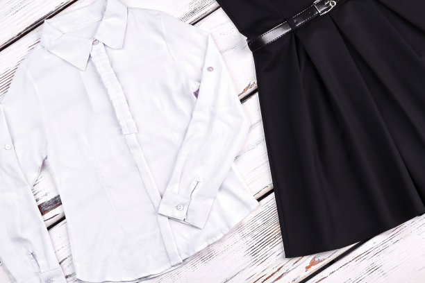 女生校服，木制背景。图片下载