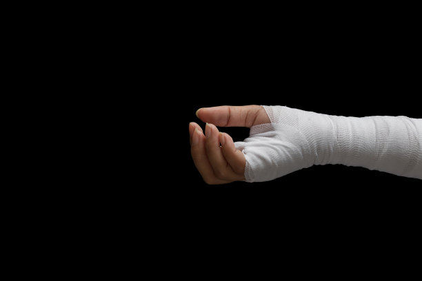 黑色背景中的手伤图片下载