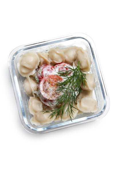 儿童午餐盒:俄罗斯马铃薯、莳萝和酸奶油沙拉图片下载