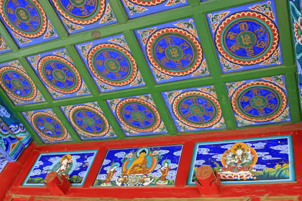2015年2月6日，内蒙古呼和浩特市，大昭寺的天花板和壁画素材图片