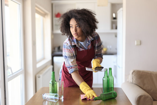 年轻女子打扫厨房图片下载