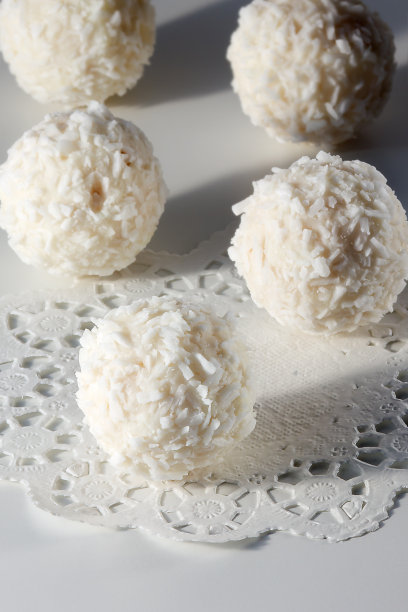 白巧克力，里面有椰子和坚果图片下载