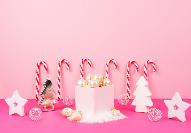 粉红色背景上的圣诞树球图片下载