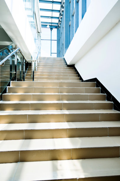 大理石楼梯和玻璃栏杆图片下载