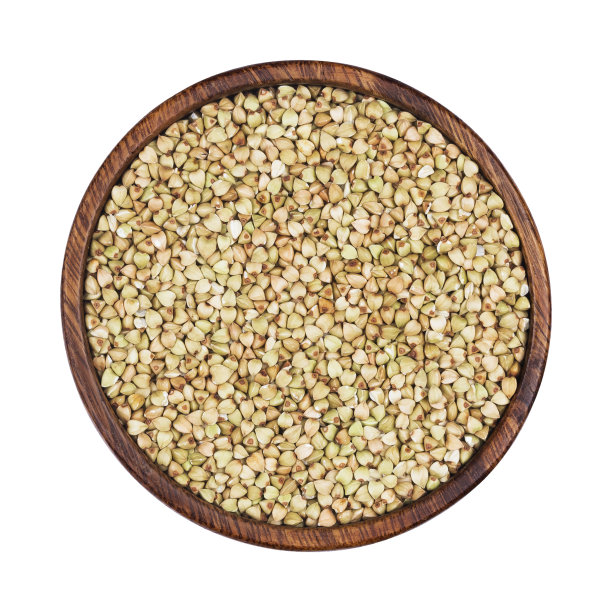 木碗里的绿荞麦孤立在白色的背景上。俯视图图片下载