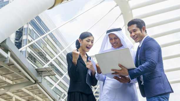 商务人士的团队，聪明的男人和女人谈论和呈现在电脑上与城市空间感受成功图片下载