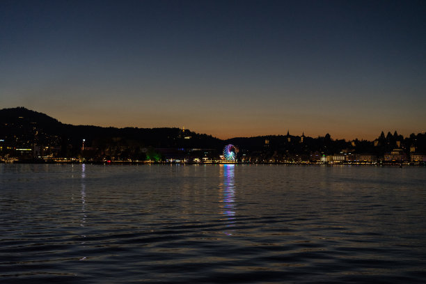 日落在卢塞恩湖从船与城市背景图片下载