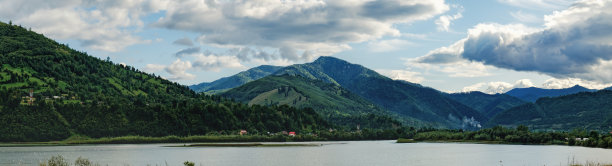 罗马尼亚喀尔巴阡的潘加拉提湖图片下载