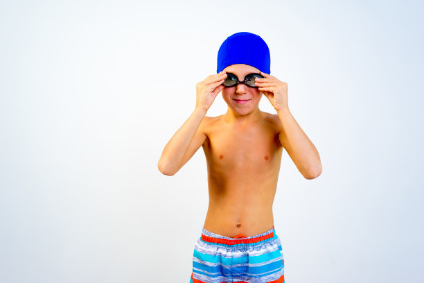 海滩上的男孩图片下载