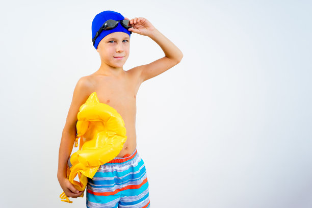 海滩上的男孩图片下载