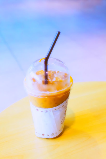 外带杯的冰咖啡图片下载