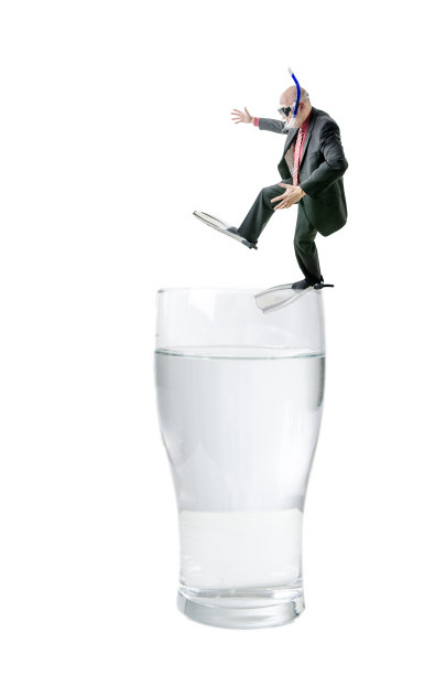 商人准备跳进一杯水，带着脚蹼，面具和大号图片下载