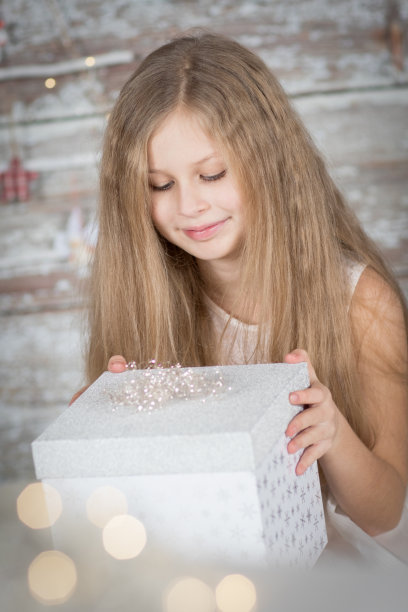 女孩打开礼物图片下载