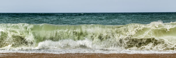 大西洋海滩上的小波浪图片下载