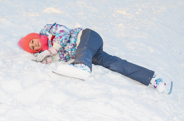 溜冰女孩玩得很开心图片下载