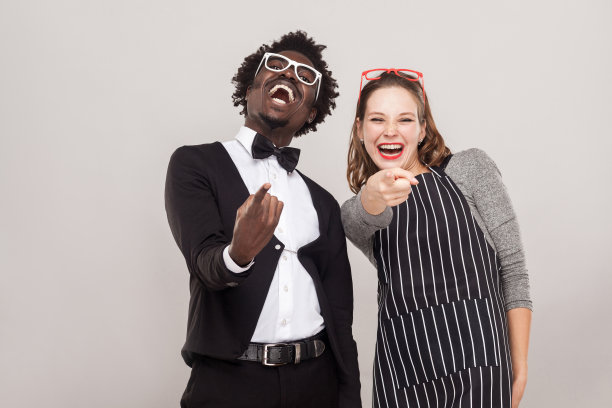 嘲笑,嘲笑的概念。两个朋友指着镜头图片下载