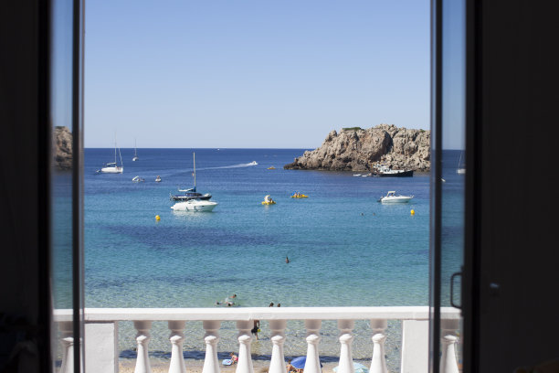 阳台上的景色。梅诺卡岛岛图片下载