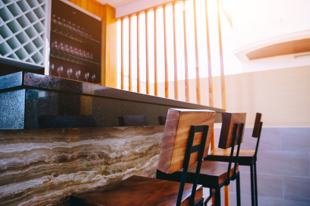 温馨家中的吧台图片下载