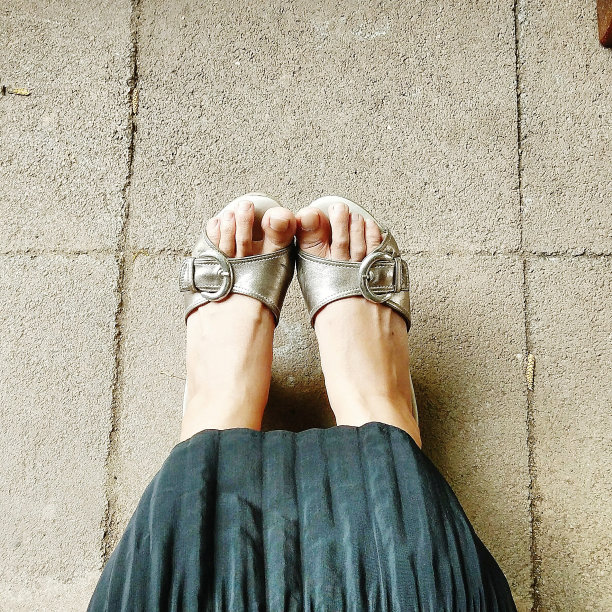 脚上的鞋子女人在街道水泥地板的背景图片下载