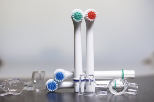 电动牙刷的喷嘴。躺在黑暗的表面上。在白色的背景上。图片下载