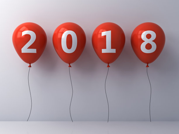 2018年，2018年新年快乐，白色2018文字在红色气球孤立的白色墙壁背景与影子和反射图片下载
