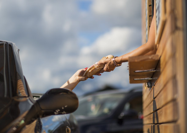 咖啡店女店员提供三明治图片下载