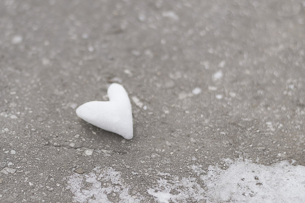 冰封的心。雪心在人行道上。图片下载