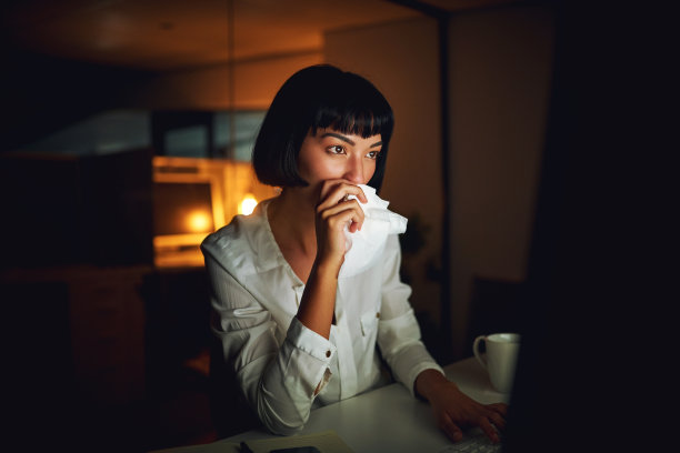 熬夜会影响她的免疫系统图片下载