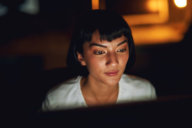 没有什么能打断她的注意力图片下载