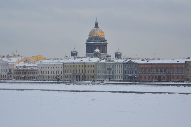 冬季涅瓦河和圣彼得堡的圣以撒大教堂的堤岸图片下载