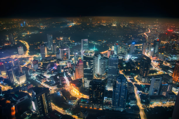吉隆坡市中心夜景：商业摩天大楼天际线航拍，马来西亚素材图片