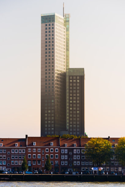 鹿特丹的Maastoren摩天大楼，前面有漂亮可爱的老房子图片下载