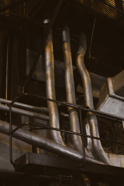 旧热电厂的工业室内。图片下载