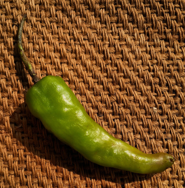 粗麻布质地的生青椒或辣椒素材图片