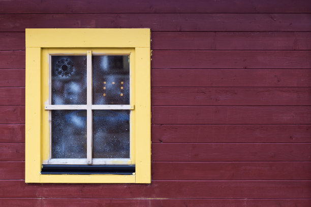 圣诞集市小屋的窗户与雪图案在棕色的木墙与复制空间图片下载