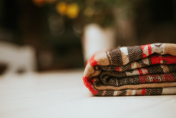 室外木桌上有温暖的毯子。图片下载