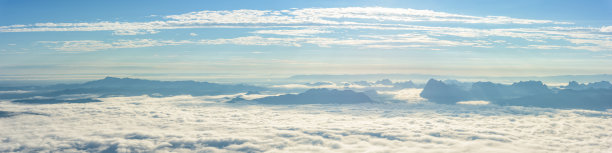 全景式的雨季与雾蒙蒙的早晨，山顶的景观在热带雨林，泰国图片下载