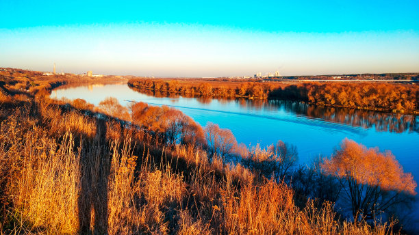 科洛姆纳奥卡河美丽的景色，秋天的全景，11月明亮的秋天。金色的树，蓝色的天空。河中树木的明亮倒影。图片下载