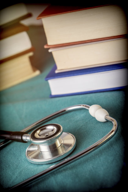 听诊器旁边有一些医学书籍，概念形象图片下载