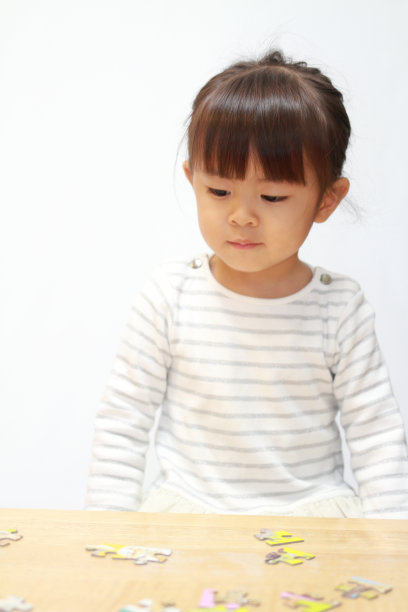 日本女孩在玩拼图游戏(3岁)图片下载